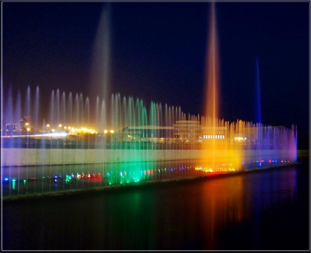 Плавающий свето- музыкальный фонтан на реке Везелке